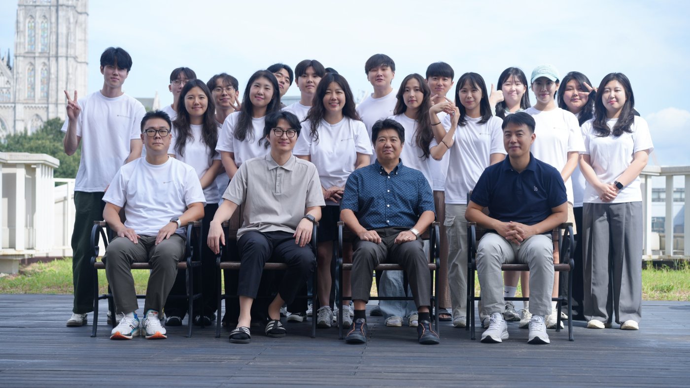 Group photo with the laboratory members